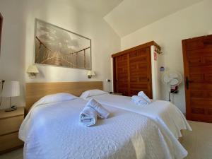 A bed or beds in a room at Casita blanca near yumbo