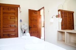 A bed or beds in a room at Casita blanca near yumbo