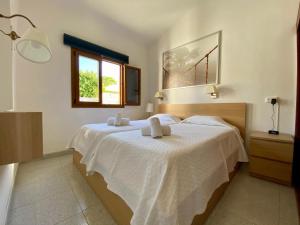 A bed or beds in a room at Casita blanca near yumbo
