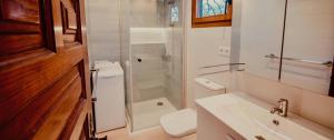 A bathroom at Casita blanca near yumbo