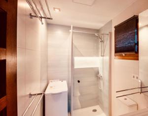 A bathroom at Casita blanca near yumbo