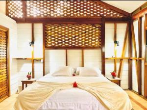 1 dormitorio con 1 cama grande en una habitación en Casa Elita - Tranquil Escape with Pool, Jacuzzi, AC, en Puerto Viejo