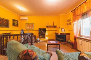 uma sala de estar com um sofá e uma lareira em Casa Ambrogi relax in collina em Valfabbrica