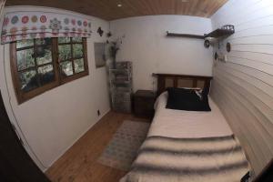 a small room with a bed in a house at Maravillosa Cabaña de Montaña. in San Francisco