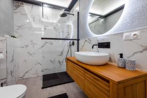 uma casa de banho com um lavatório e um espelho em MAISON SUR MER - Garage & Jardin Privè em Roquebrune-Cap-Martin