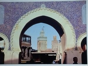 una vista de un edificio a través de un arco en Dar Nineta en Fez