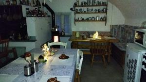 Il Ciliegio di Lurisia في لوريسيا: مطبخ مع طاولة وغرفة طعام