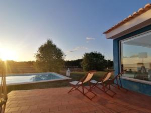 eine Terrasse mit 2 Stühlen und einem Pool in der Unterkunft Casa Bolota in Cuba