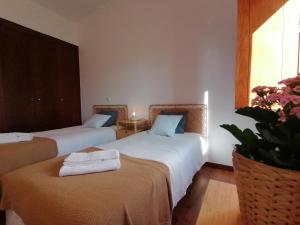 ein Zimmer mit 2 Betten und Handtüchern darauf in der Unterkunft Casa Bolota in Cuba