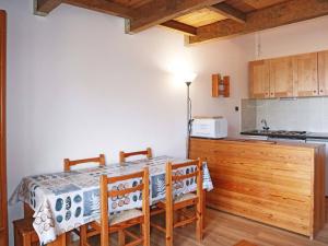 a kitchen with a table and chairs in a room at Appartement Les Orres, 1 pièce, 4 personnes - FR-1-322-390 in Les Orres