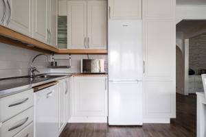 Кухня или кухненски бокс в Guestly Homes - 4BR Guestly Villa