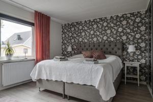 Säng eller sängar i ett rum på Guestly Homes - 4BR Guestly Villa