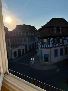 - une vue depuis la fenêtre d'une rue avec des bâtiments dans l'établissement “Sweet boho penthouse” in city center, à Lahr/Schwarzwald