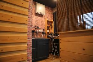 una cocina con una pared de ladrillo y una encimera negra en Terrazza Piccinni, en Bari 43 fotos más