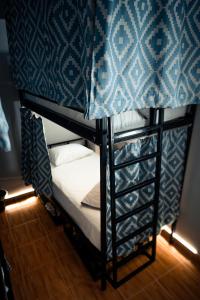 達哈布的住宿－Rafiki Hostels - Dahab，一张带蓝色和白色床罩的双层床