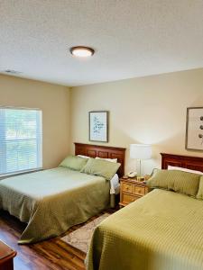 1 dormitorio con 2 camas y ventana en Two-Bedroom Vacation Condo en Myrtle Beach