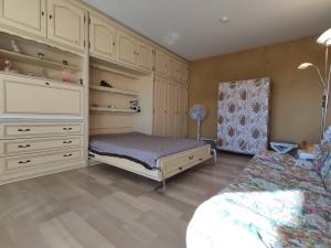ein Schlafzimmer mit einem Bett und einer Kommode in der Unterkunft Appartement Antibes, 1 pièce, 3 personnes - FR-1-252-153 in Antibes