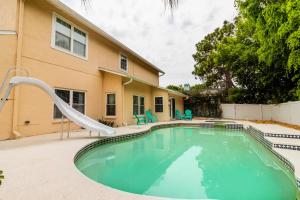 Piscina a Huge Home in Palm Harbor with Pool and Jacuuzi o a prop