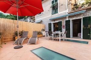 Bazén v ubytování Portofino's Little Nest con Parcheggio Wi-Fi e aria condizionata nebo v jeho okolí