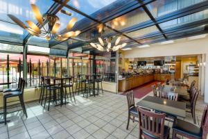 restauracja ze stołami i krzesłami oraz bar w obiekcie Best Western Plus Placerville Inn w mieście Placerville