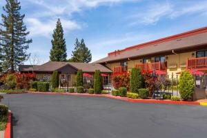 un estacionamiento frente a un edificio en Best Western Plus Placerville Inn en Placerville