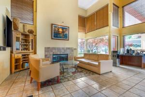 a living room with a couch and a fireplace at Best Western Plus Placerville Inn in Placerville