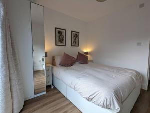 um quarto com uma cama branca e um espelho em 2 Bed 2 Bath Flat Central Manchester em Manchester