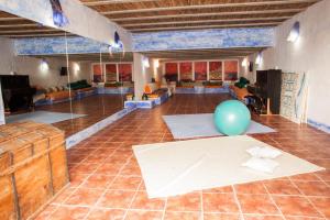 ein großes Wohnzimmer mit einem Ballon auf dem Boden in der Unterkunft Casa Rural Aloe Vera in Huércal-Overa