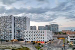 Blick auf eine Stadt mit hohen weißen Gebäuden in der Unterkunft Prize by Radisson, Vienna City in Wien