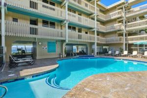 a pool in the courtyard of a hotel at New Top Hawaii Oceanfront 2BR/2BR with White Sand Beach-Kona Bali Kai 206 in Kailua-Kona