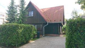 una casa con techo rojo y entrada en Chata č.6, en Zlaté Hory