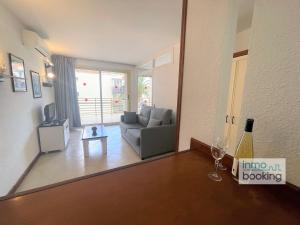 Televízia a/alebo spoločenská miestnosť v ubytovaní Novelty Beach 2 Salou, climatizado, piscina y playa