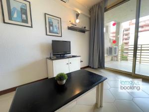 Televízia a/alebo spoločenská miestnosť v ubytovaní Novelty Beach 2 Salou, climatizado, piscina y playa