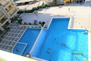 Bazén v ubytovaní Novelty Beach 2 Salou, climatizado, piscina y playa alebo v jeho blízkosti