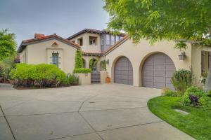 una casa con dos puertas de garaje y un camino de entrada en Scenic and Spacious Monterey Home - 7 Mi to Beach!, en Seaside