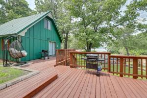 Balkón nebo terasa v ubytování Dock and Pool Access Lakefront Grove Home!