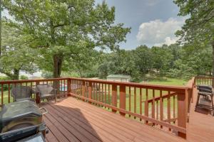 Balkón nebo terasa v ubytování Dock and Pool Access Lakefront Grove Home!