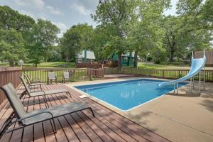 Bazén v ubytování Dock and Pool Access Lakefront Grove Home! nebo v jeho okolí