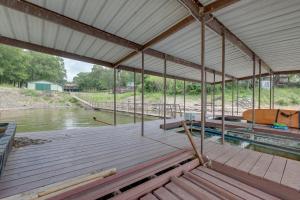 Fotografie z fotogalerie ubytování Dock and Pool Access Lakefront Grove Home! v destinaci Grove