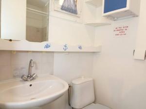 Baño pequeño con lavabo y aseo en Appartement Balaruc-les-Bains, 1 pièce, 2 personnes - FR-1-553-58, en Balaruc-les-Bains