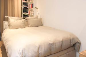 Легло или легла в стая в Lovely love nest near Montmartre