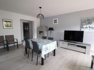 uma sala de estar com uma mesa de jantar e uma televisão em Appartement Le Grau-du-Roi, 3 pièces, 7 personnes - FR-1-307-148 em Le Grau-du-Roi