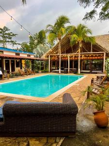 einem Pool vor einem Gebäude mit einem Resort in der Unterkunft Room to Roam in Rivas