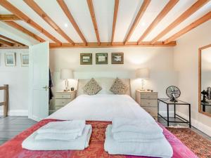 ein Schlafzimmer mit einem großen weißen Bett mit zwei Kissen in der Unterkunft Tan Y Castell Cottage in Lampeter-Velfrey