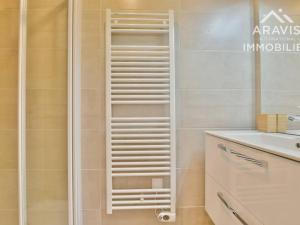een badkamer met een douche, een toilet en een wastafel bij Appartement Le Grand-Bornand, 3 pièces, 4 personnes - FR-1-391-118 in Le Grand-Bornand