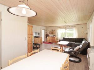 sala de estar con sofá y mesa en 6 person holiday home in Eskebjerg, en Eskebjerg