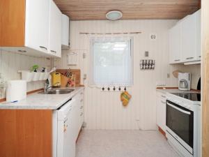 Virtuve vai virtuves zona naktsmītnē 6 person holiday home in Eskebjerg