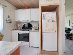 uma cozinha com electrodomésticos brancos e um frigorífico branco em 6 person holiday home in Eskebjerg em Eskebjerg