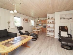 ein Wohnzimmer mit einem Holztisch und Stühlen in der Unterkunft 6 person holiday home in Eskebjerg in Eskebjerg