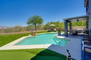 einen Pool im Garten mit Terrasse in der Unterkunft Spacious Goodyear Home with Hot Tub and Pool! in Liberty